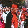 	W drodze do katedry w Płocku z kard. Karolem Wojtyłą i bp. Bogdanem Sikorskim na uroczystości 900-lecia diecezji w 1975 roku.