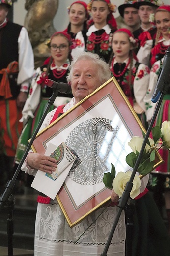 Czesława Marchewka jest mistrzynią z Kurpi, jedno ze swoich dzieł wręczyła burmistrzowi Łowicza.