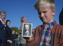 Antoś Prasek ma sześć lat. Podobnie jak inni uczestnicy modlitwy otrzymał obrazek kard. Stefana Wyszyńskiego.
