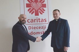 Ks. Damian Drabikowski (z lewej) i ks. Karol Piłat.