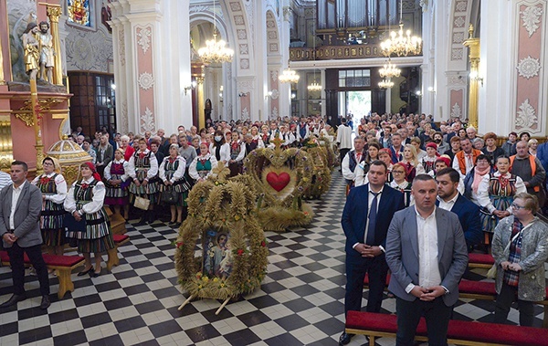 Jako pierwszy stanął wieniec z Różanny, wioski, która była organizatorem tegorocznych obchodów. 