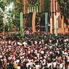 Tłumy wiernych podczas nawiedzenia w Radomiu.