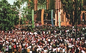 Tłumy wiernych podczas nawiedzenia w Radomiu.