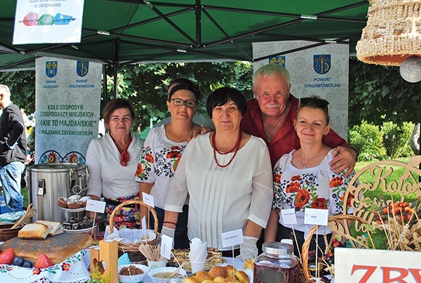 Kulinarne wyroby gospodyń z Przyszowa i Zbydniowa.