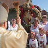 – Dziękujemy wszystkim, którzy podejmują jakikolwiek wysiłek, by nie zabrakło nam pożywienia – fizycznego i duchowego – dodał biskup.