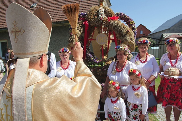 – Dziękujemy wszystkim, którzy podejmują jakikolwiek wysiłek, by nie zabrakło nam pożywienia – fizycznego i duchowego – dodał biskup.