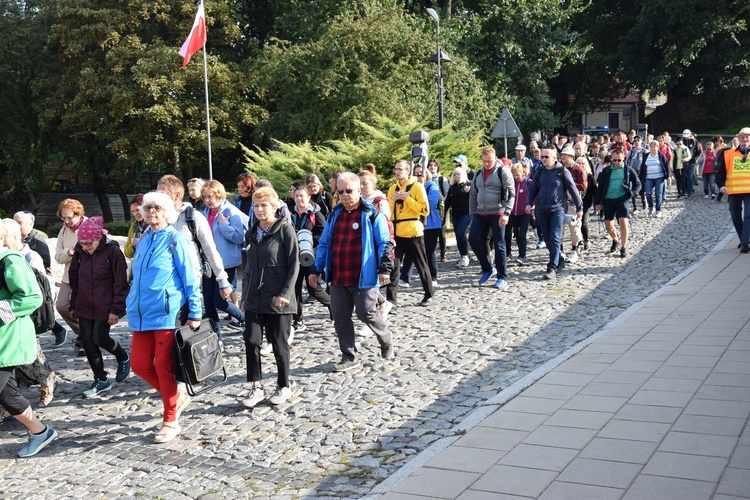 Pątnicy w drodze do Sulisławic