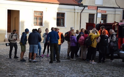 Pątnicy w drodze do Sulisławic