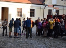 Pątnicy w drodze do Sulisławic