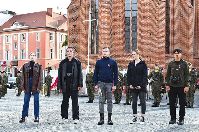 Inscenizacja historyczna w wykonaniu młodzieży z  II LO.