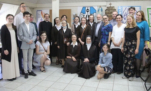 Agnieszka Nowak, jej przyjaciele i znajomi, obecni na Mszy św. liturgicznego posłania misyjnego.
