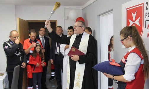 Ks. proboszcz Jan Figura pobłogosławił nową siedzibę Maltańskiego Centrum Wolontariatu.