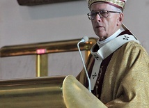 	Arcybiskup katowicki w czasie homilii w kościele NMP Matki Kościoła.