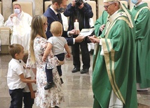 	Abp Skworc wręcza świece nowym parom rejonowym DK.
