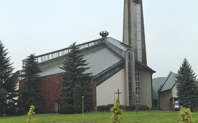 	Świątynia Podwyższenia Krzyża Świętego i MB Częstochowskiej to architektura lat 80. XX wieku.