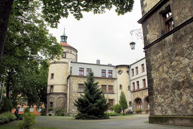 	Budynek był dawniej własnością Donnersmarcków. 