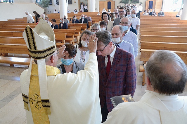 	Po Mszy św. biskup udzielał indywidualnego błogosławieństwa.