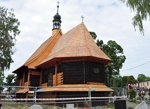 Nowe belki i gonty tylko  na początku odróżniają się od starych elementów.