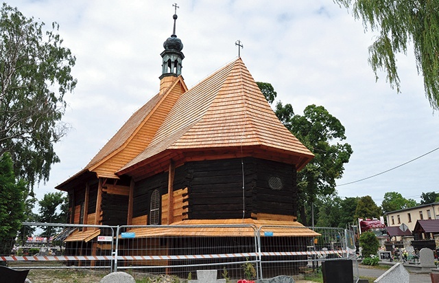 Nowe belki i gonty tylko  na początku odróżniają się od starych elementów.