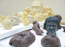 Dzieła ceramiczne, które powstały w czasie arteterapii.