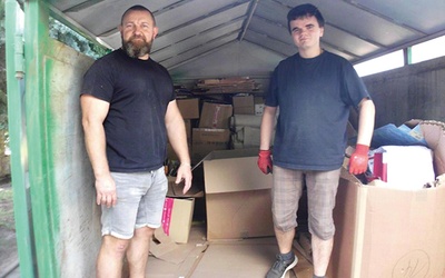 W sprawnym odbieraniu i układaniu pakunków w kontenerach pomagali świeccy z parafii św. Jana Nepomucena w Bochni.