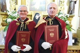 W gronie odznaczonych znaleźli się tarnowscy duchowni: ks. Zdzisław Gniewek (z lewej) i ks. Marian Myjak.