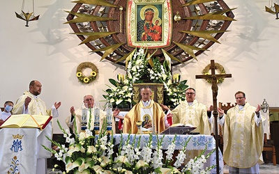 Parafialne dziękczynienie. W ołtarzu wizerunek Maryi pobłogosławiony przez Jana Pawła II. 