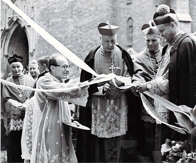 Tarnów, 1966 rok, otwarcie wystawy z okazji milenium. Kard. Wyszyński, abp Wojtyła i bp Ablewicz.