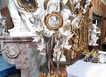 Ponadmetrowe naczynie sakralne służy podczas sanktuaryjnych adoracji.