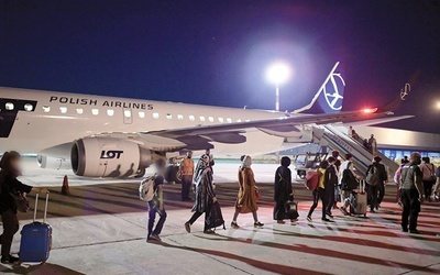 Ewakuowani z Kabulu przed wylotem do Warszawy z portu lotniczego Nawoi w Uzbekistanie.