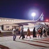Ewakuowani z Kabulu przed wylotem do Warszawy z portu lotniczego Nawoi w Uzbekistanie.