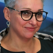 Kinga Dębska – scenarzystka i reżyserka. Realizuje filmy dokumentalne i fabularne, w tym znakomite „Moje córki krowy” i „Zabawa, zabawa”.