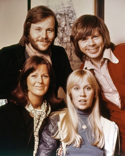 W pierwszym rzędzie od lewej Anni-Frid Lyngstad i  Agnetha Fältskog. Z tyłu od lewej Benny Anderson i Björn Ulvaeus.