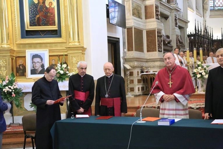 Pierwsze posiedzenie trybunału