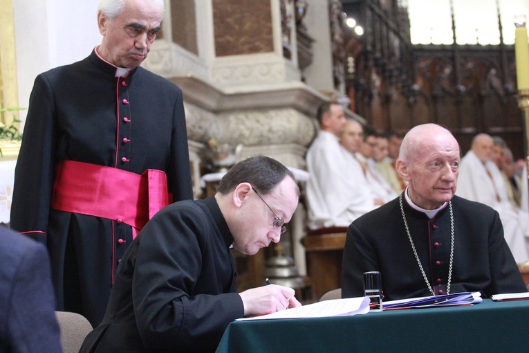 Pierwsze posiedzenie trybunału