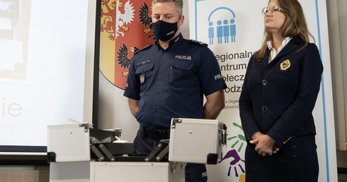 Policjanci otrzymali pomoce do walki z narmomanią.