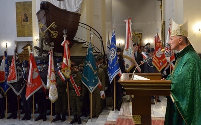 W uroczystości wzięli udział przedstawiciele władz różnego szczebla, reprezentanci służb mundurowych, kombatanci i poczty sztandarowe.