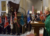 W uroczystości wzięli udział przedstawiciele władz różnego szczebla, reprezentanci służb mundurowych, kombatanci i poczty sztandarowe.