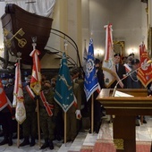 W uroczystości wzięli udział przedstawiciele władz różnego szczebla, reprezentanci służb mundurowych, kombatanci i poczty sztandarowe.