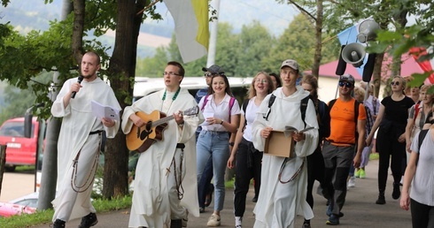 W drodze śpiew poprowadzili młodzi dominikanie, którzy podzieli się także swoimi rozważaniami.