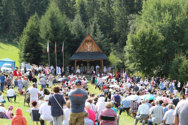 Na górskiej polanie przed ołtarzem zebrały się w tym roku prawdziwe tłumy wiernych.