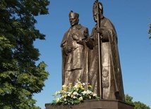Monument został odsłonięty 16 października 2003 roku.