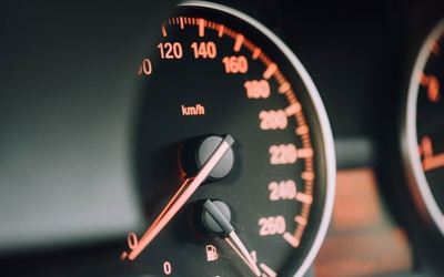 Eksperci: System kontroli prędkości w autach zwiększy ich ceny i wysokość składek ubezpieczeniowych