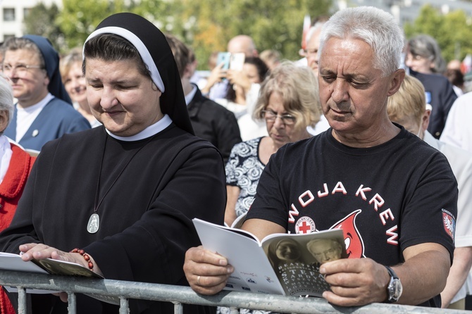 Przyjęci burzą braw