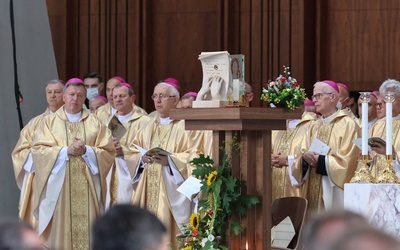 Po Eucharystii można było oddać cześć relikwiom nowych błogosławionych.