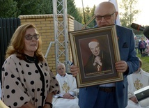 O wyjątkowej pamiątce mówi Stanisław Tępiński. Obok żona, pani Bogusława.
