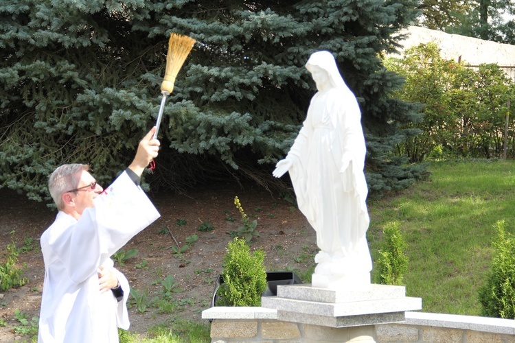 Krzyż, Maryja i festyn parafialny