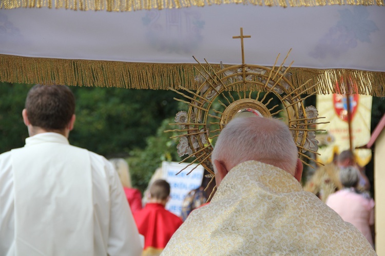 Krzyż, Maryja i festyn parafialny