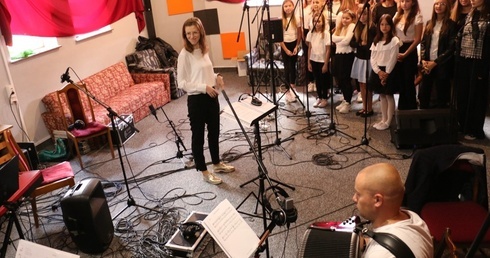 Ania Pawłowska-Jóźwik dyrygowała scholą podczas nagrania.