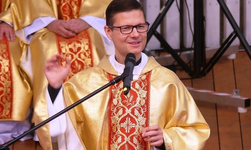 Ks. Marek Studenski w żywieckim amfiteatrze.